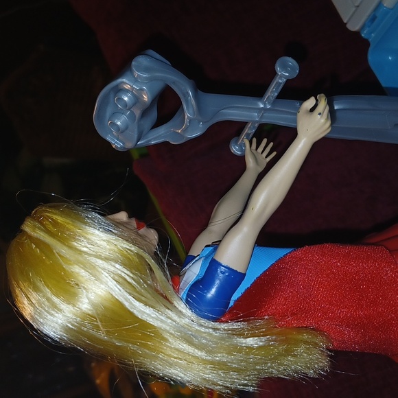 SUPERGIRL AND TRANSFORMING BUS - Picture 9 of 16